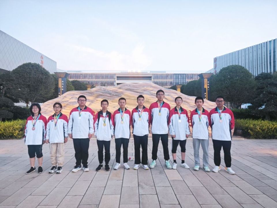 曲靖一中师生在第38届云南省青少年科技创新大赛,机器人竞赛,第八届