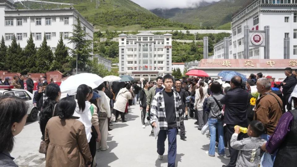 在甘孜县民族中学,考生们满怀信心进入考场,迎接人生中的重要一战