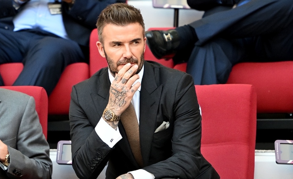 贝克汉姆穿西服戴金表亮相,47岁气质优雅,形象堪比王子