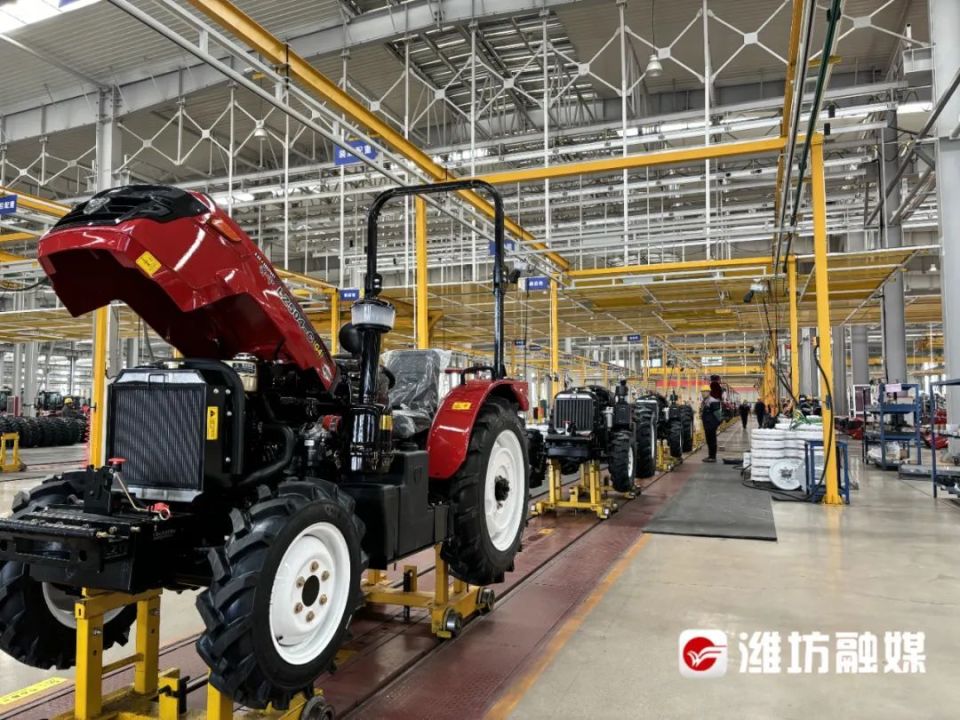 鲁中拖拉机产业园生产车间早春争辉激活项目建设一池春水伴随着春日的