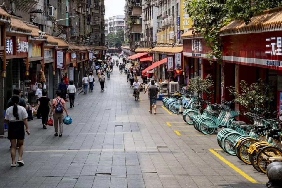 直击广州三元里村电单车禁停首日 村内车流减少,街巷安静