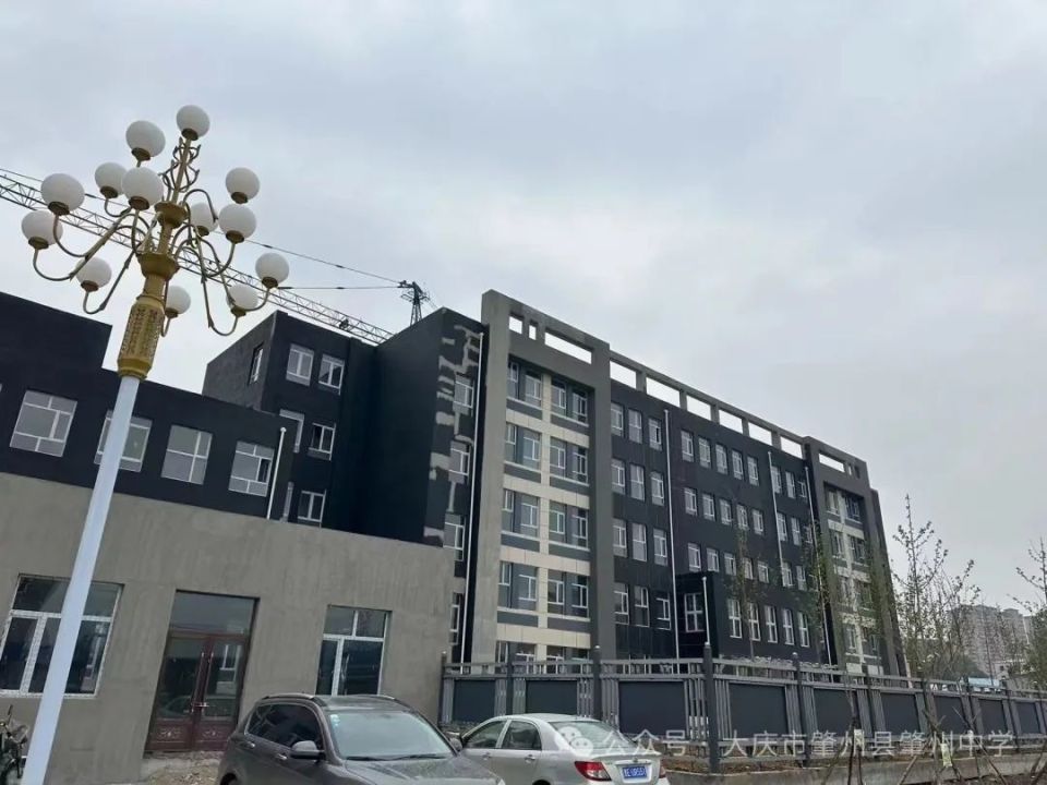 黑龙江省肇州县肇州中学新校区正在进行紧张的后期施工