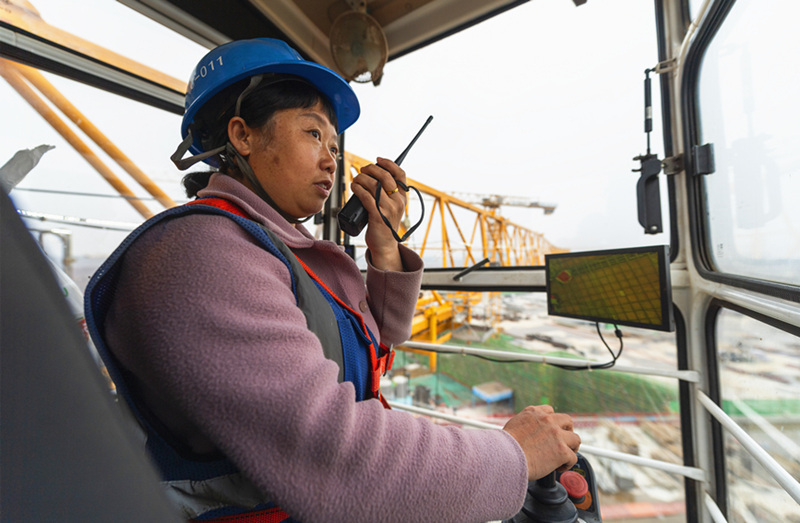 "云端"上的女塔吊司机:为城市建设贡献"她力量"_腾讯新闻