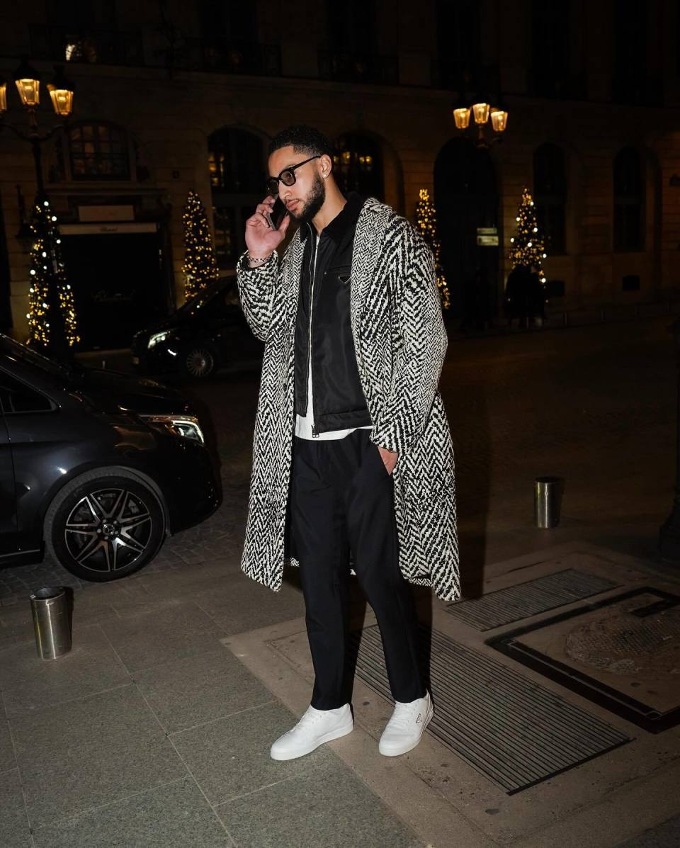 搁这当男模呢~西蒙斯晒巴黎行照片:各种帅气pose_腾讯新闻