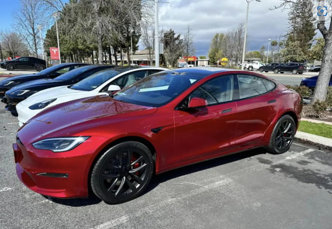 特斯拉 model s/x 烈焰红现身美国交付中心,选装价 3000 美元_腾讯