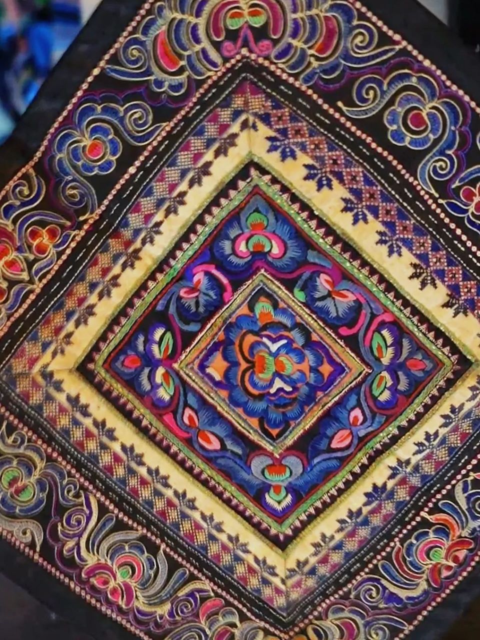 楚雄彝绣又出圈了?看"非遗"与"国货"精彩碰撞