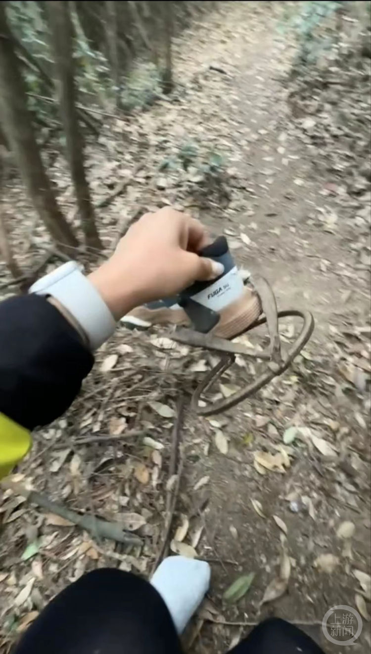 女子徒步莫干山踩中捕兽夹:两个手掌那么大,单人掰不开_腾讯新闻