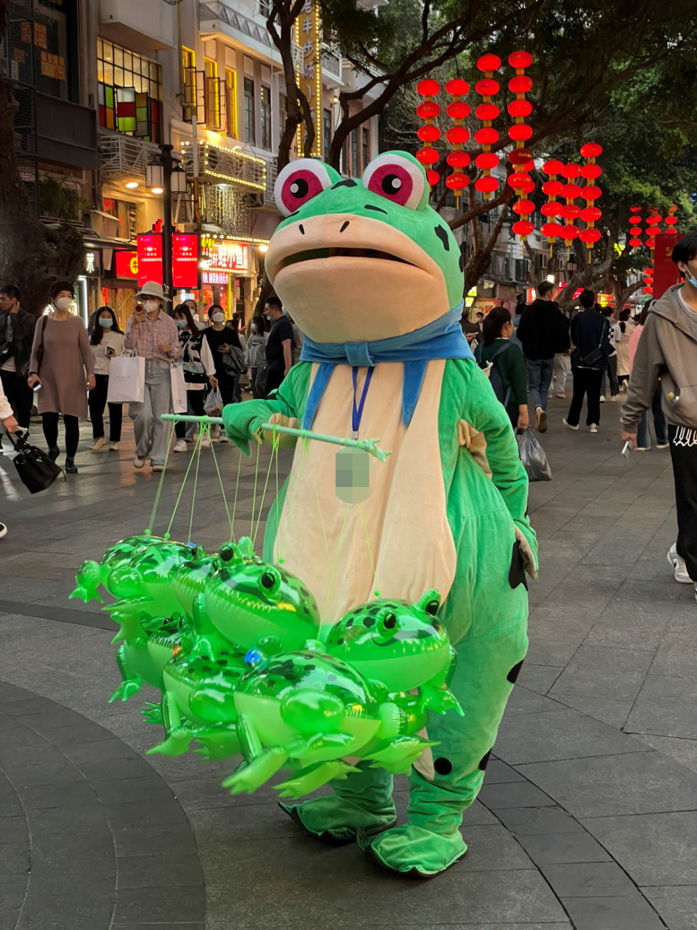 网红卖崽青蛙罚还是不罚不该是二选一问题荔枝融评