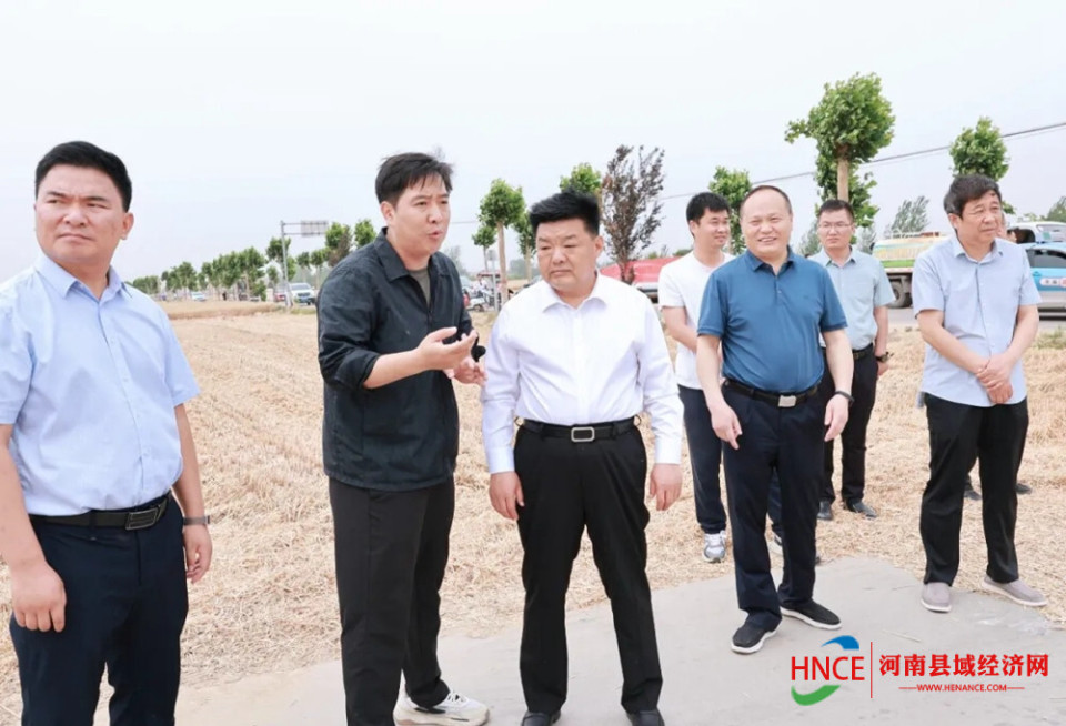 张峰先后到高铁东站地区陈集村,四倒楼村,周集乡冯庄南执勤点等处调研