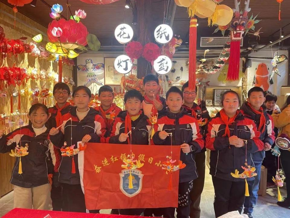 扬子小记者寒假红领巾寻访优秀传统文化——走进非遗花灯_腾讯新闻