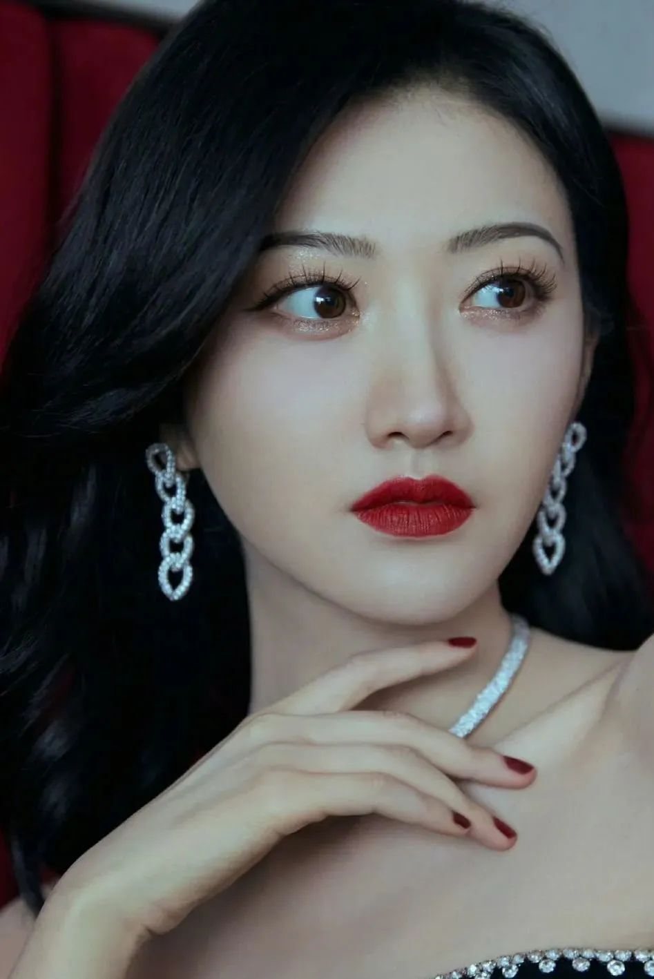 脸型,赶紧扔掉细节感较强的女团妆和网感妆吧,你明明更适合和景甜一样