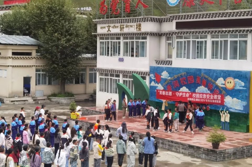 72康定市营官小学安全管理员通过亲身示范和案例分析等形式,向同学