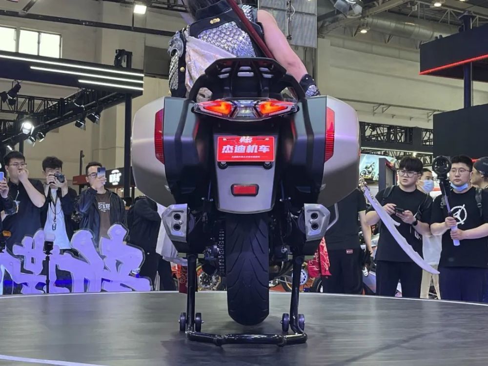 极具特色的旅行车杰迪麒麟750北京摩展亮相