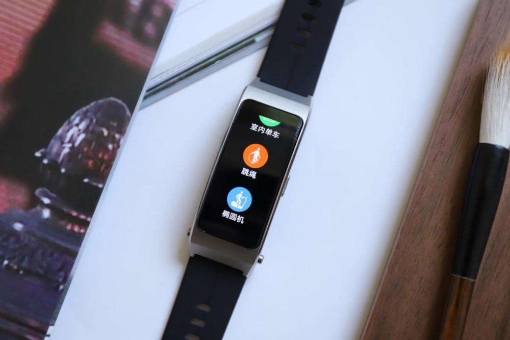 华为通话手环b7体验:专为商务人士打造,"二合一"体验再升级_腾讯新闻