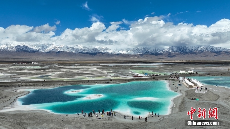6月3日,位于青海省海西州的大柴旦翡翠湖,形态迥异,深浅不一的盐池