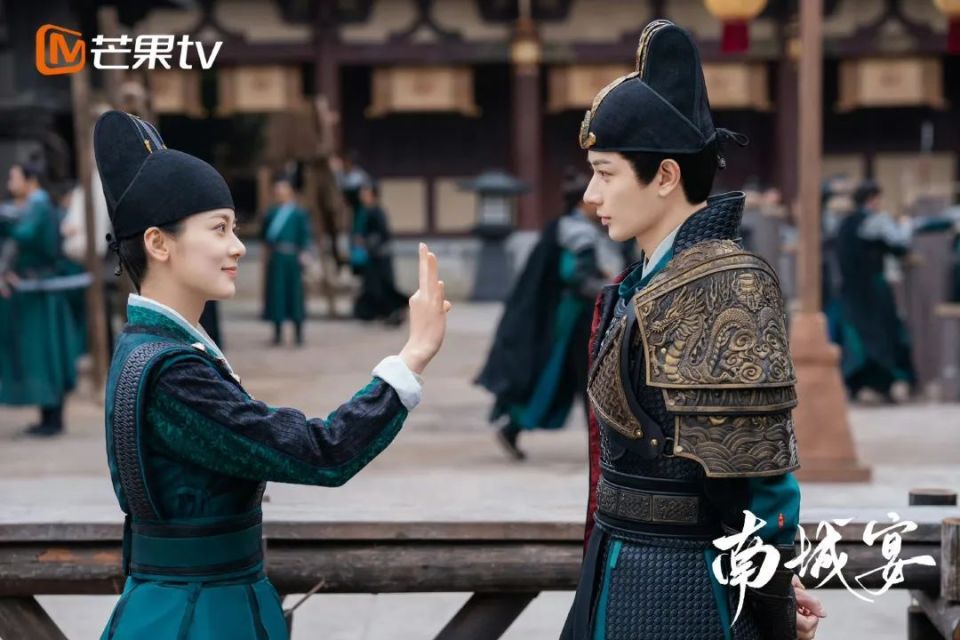 黑白文娱专访导演羿坤:如何创作"笑与癫"并存的《南城宴》?