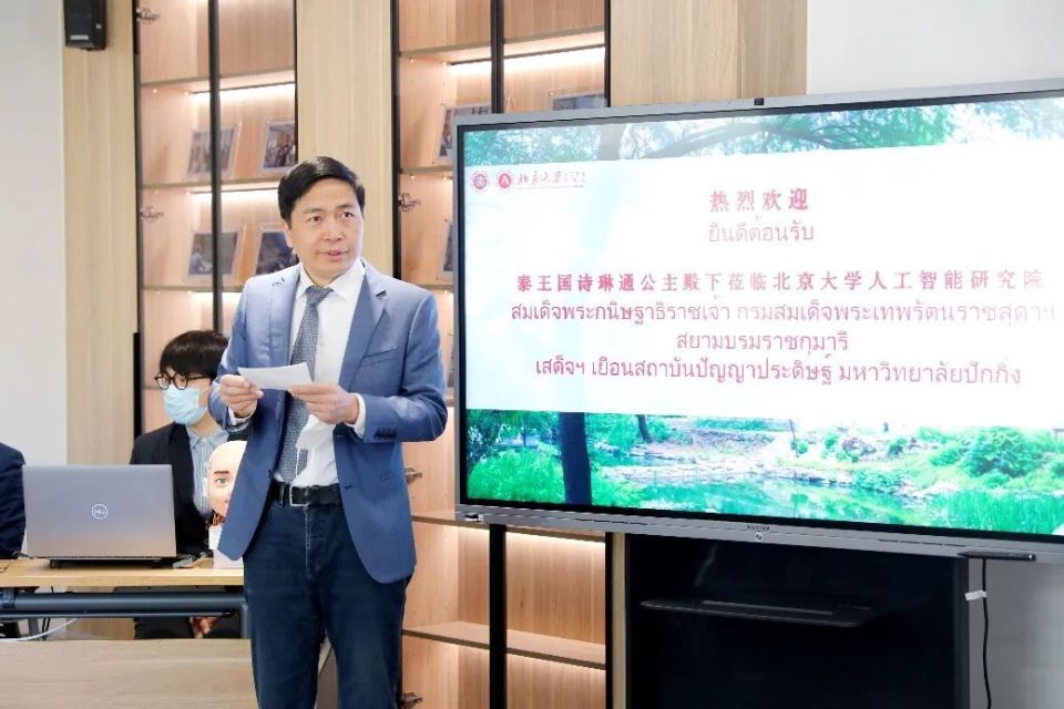 朱松纯教授诗琳通公主来到人工智能研究院在临湖轩欢迎公主再回母校