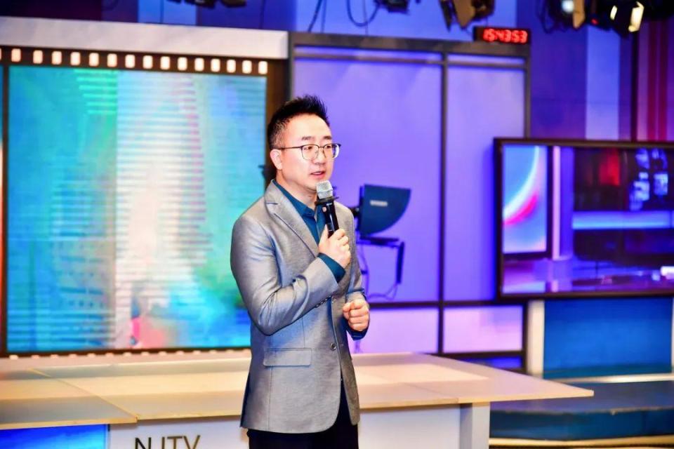 在1600㎡的新闻高清演播厅,南京广电的主持人代表大刚,赵迪,化定杰,郗