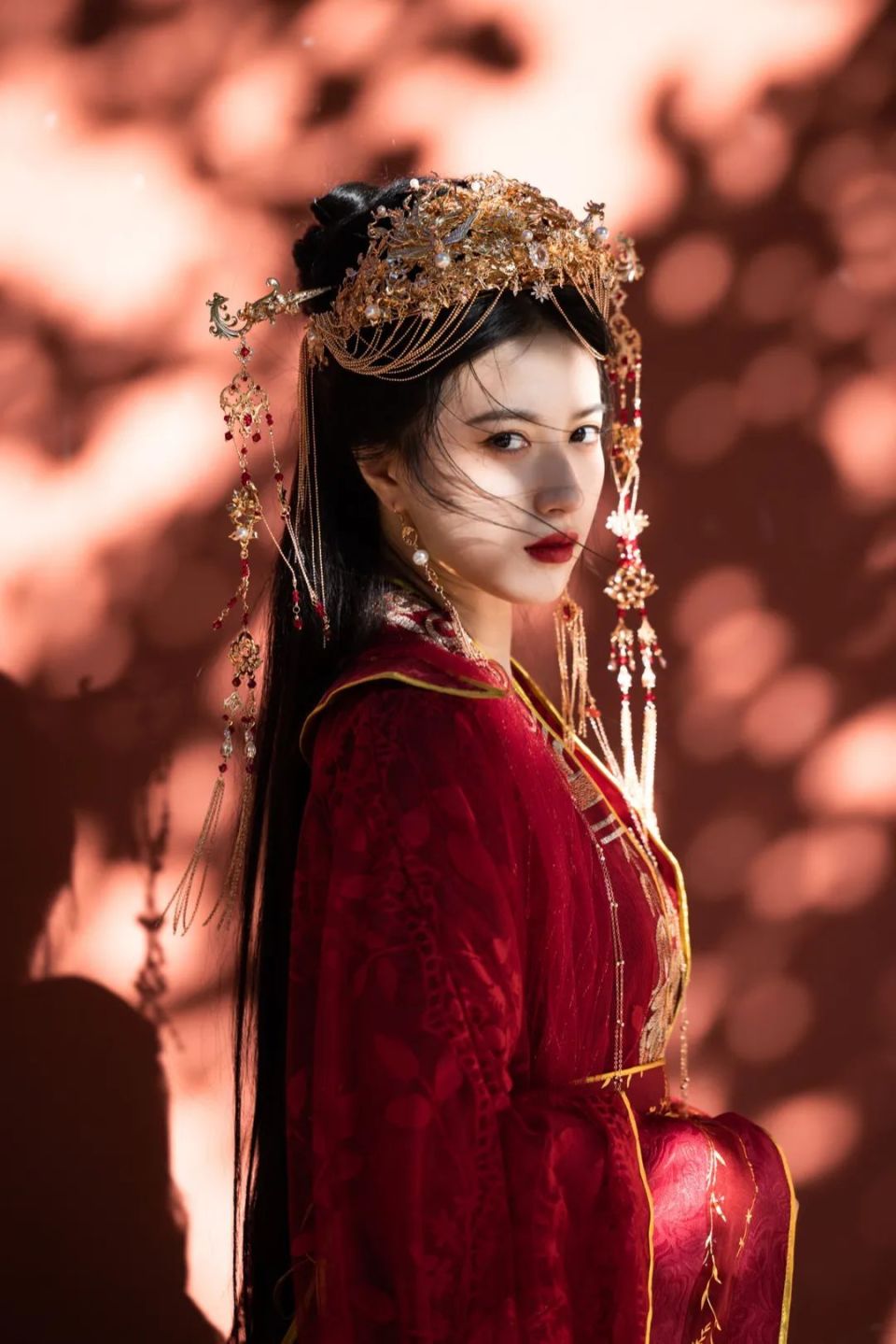 胡嘉欣古风红衣大片上线