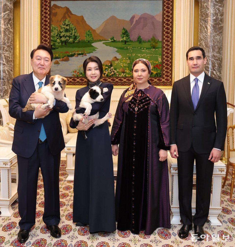 51岁韩国第一夫人获赠小奶狗,抱在怀中合不拢嘴,"娃娃脸"也有白发