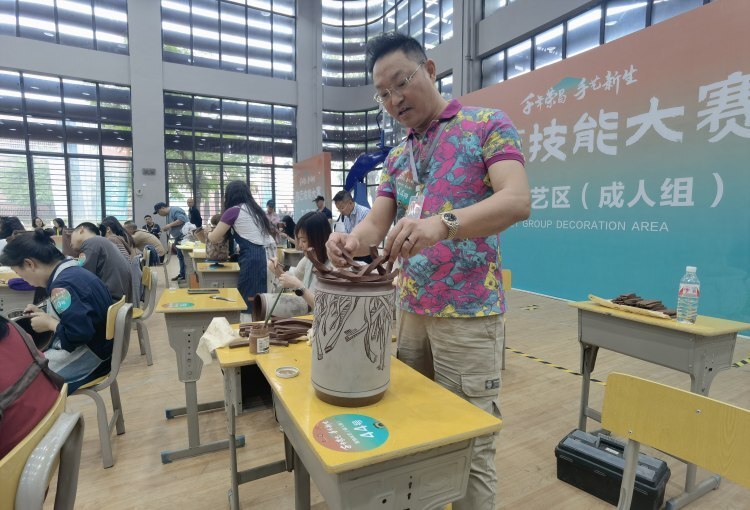 荣昌陶艺技能大赛开赛 看陶艺大师如何"玩泥巴"