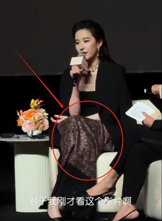 刘亦菲现身宝格丽 抹布裹腿被一光头紧盯 身材圆润超有料