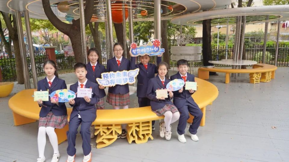 2021年10月,由上海市特级校长,正高级教师章志强担任校长,高级教师