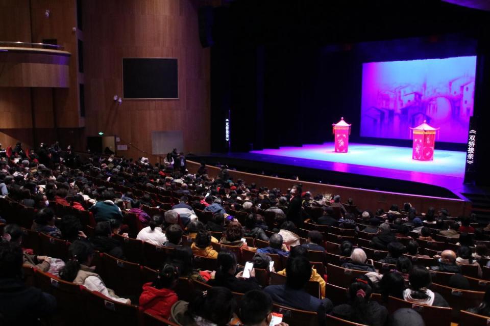 《双轿接亲》在宁波天然舞台精彩上演