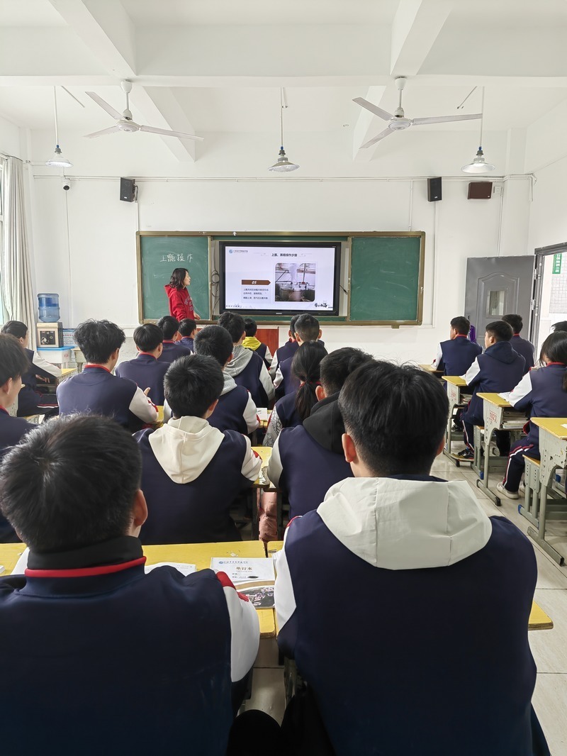 走进仁怀市中等职业学校白酒品评实操室,学生们正在老师的讲解下,仔细