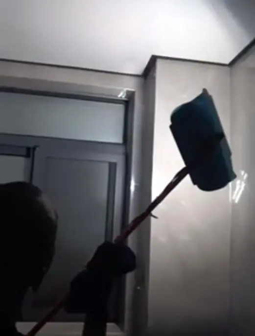 房东退租时拿探照灯验房蹲坑也不放过索赔万元获赔四千