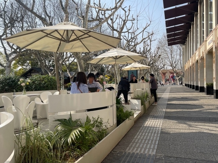 湖滨步行街咖啡店,游客商家都爱外摆,针对外摆新举措,杭州各城区在制