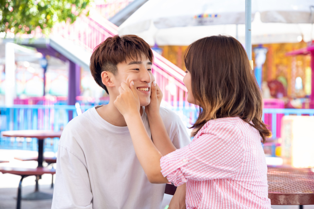 异性相处,出现以下四种"肢体语言",多半关系已经暧昧了