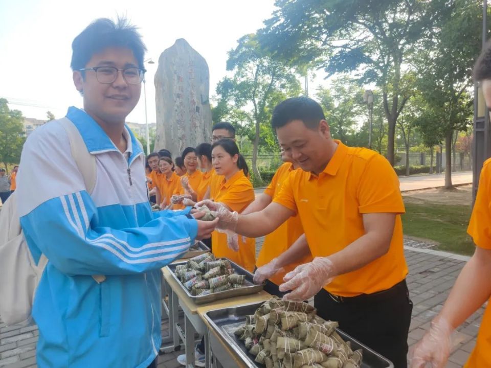 寿县中学举行端午节助力高考活动
