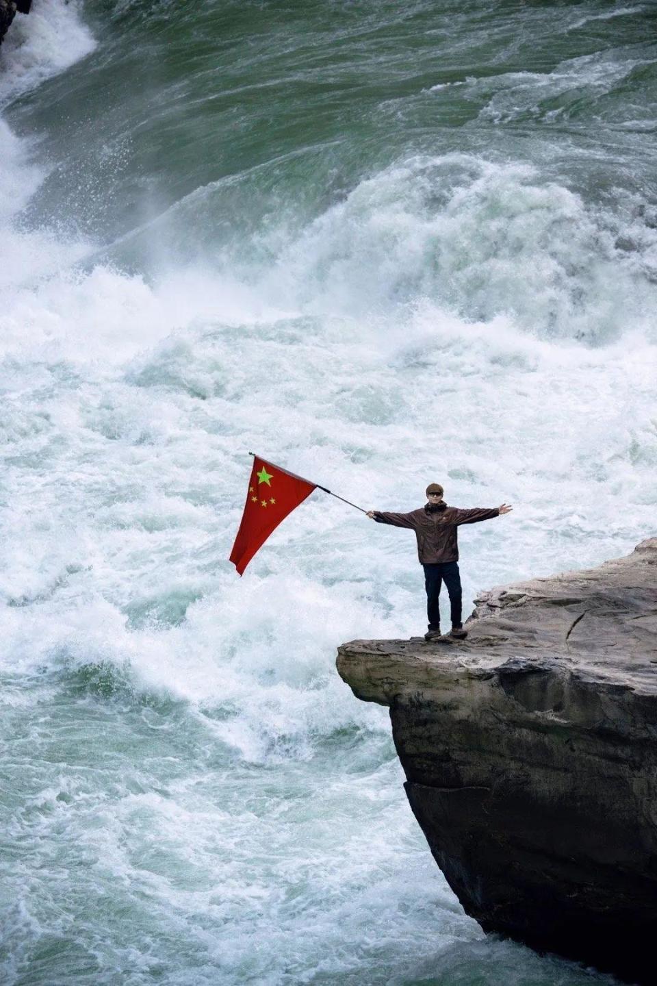 李现举国旗在虎跳峡拍摄被赞“想打卡同款”，景区：同款线路需徒步二十多公里