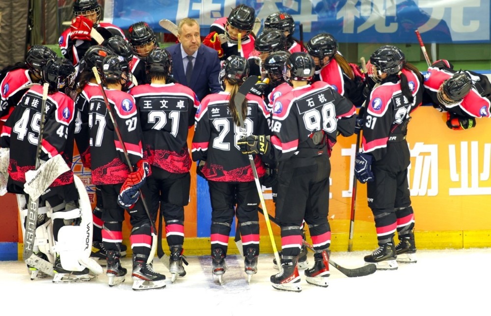 北京派两队参加女子冰球全锦赛首轮取一胜一负