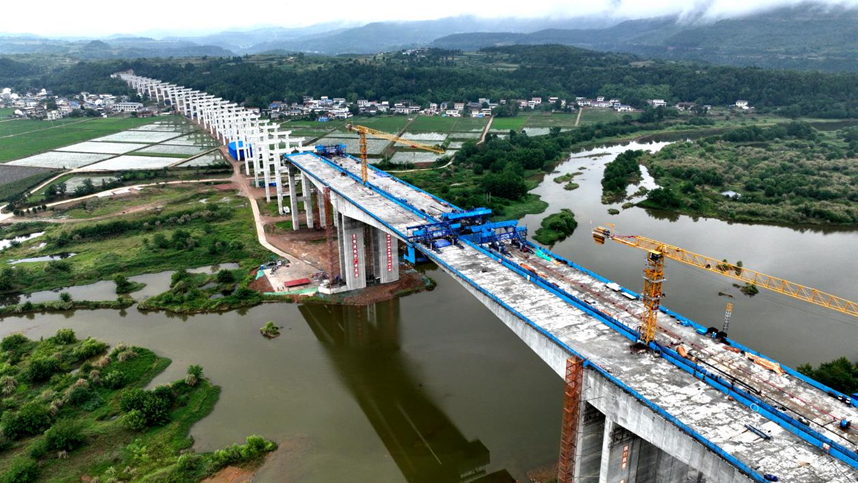 在卧龙镇在g5广绵复线高速公路征地群众安置工作中,完成的时间短,质量