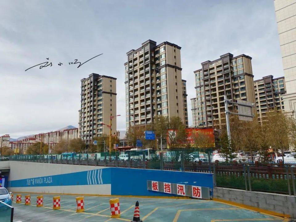 实拍拉萨新城区,高楼林立,现代时尚,这还是你想象中的西藏吗?