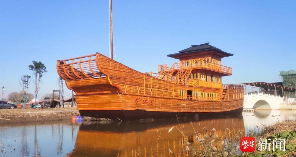 兴化工匠造成巨型木质观光船 系目前苏中最大仿古船_腾讯新闻