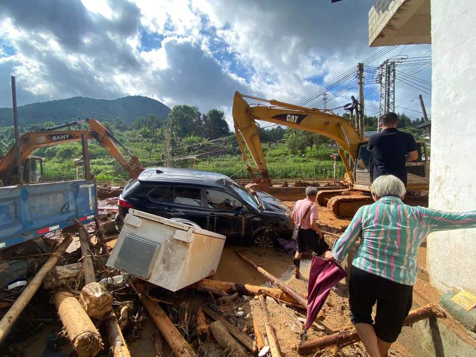 中国文明网：二四六天天彩网站广东平远洪灾38人遇难，有村民在邻居家避雨时遇滑坡，10人均被掩埋