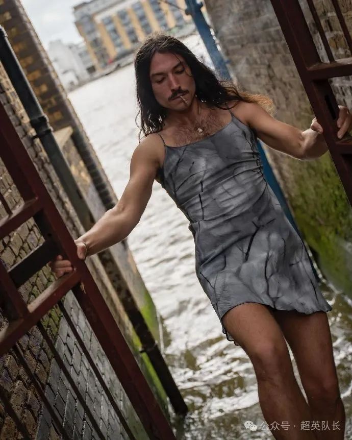 闪电侠埃兹拉·米勒最新照片,连衣裙高跟鞋长发叼着烟_腾讯新闻