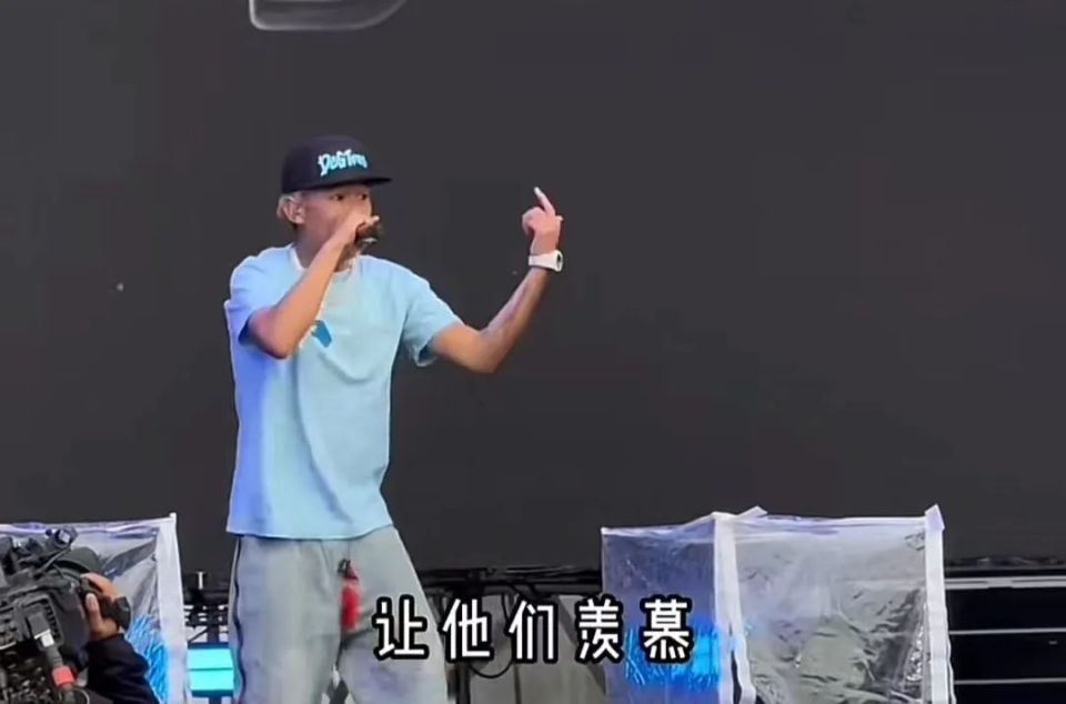 Rapper诺米：我要找周淑怡谈恋爱，因为她是一个性感女孩，UM3！网友：中专太妹和rapper最配！_腾讯新闻