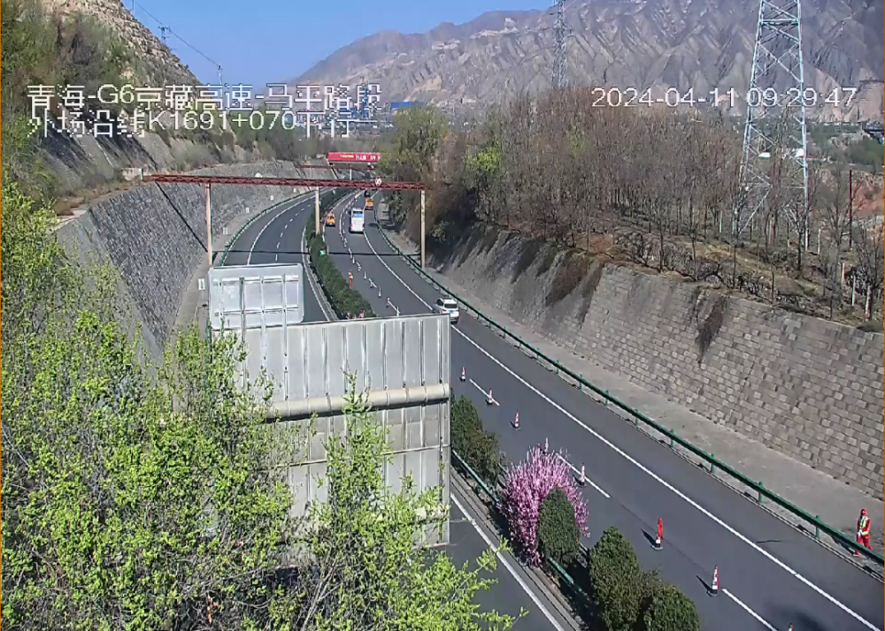 青海部分路段车道封闭施工,请注意避让