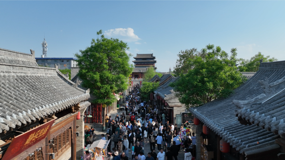 "五一"小长假首日,忻州古城人流量成倍上涨