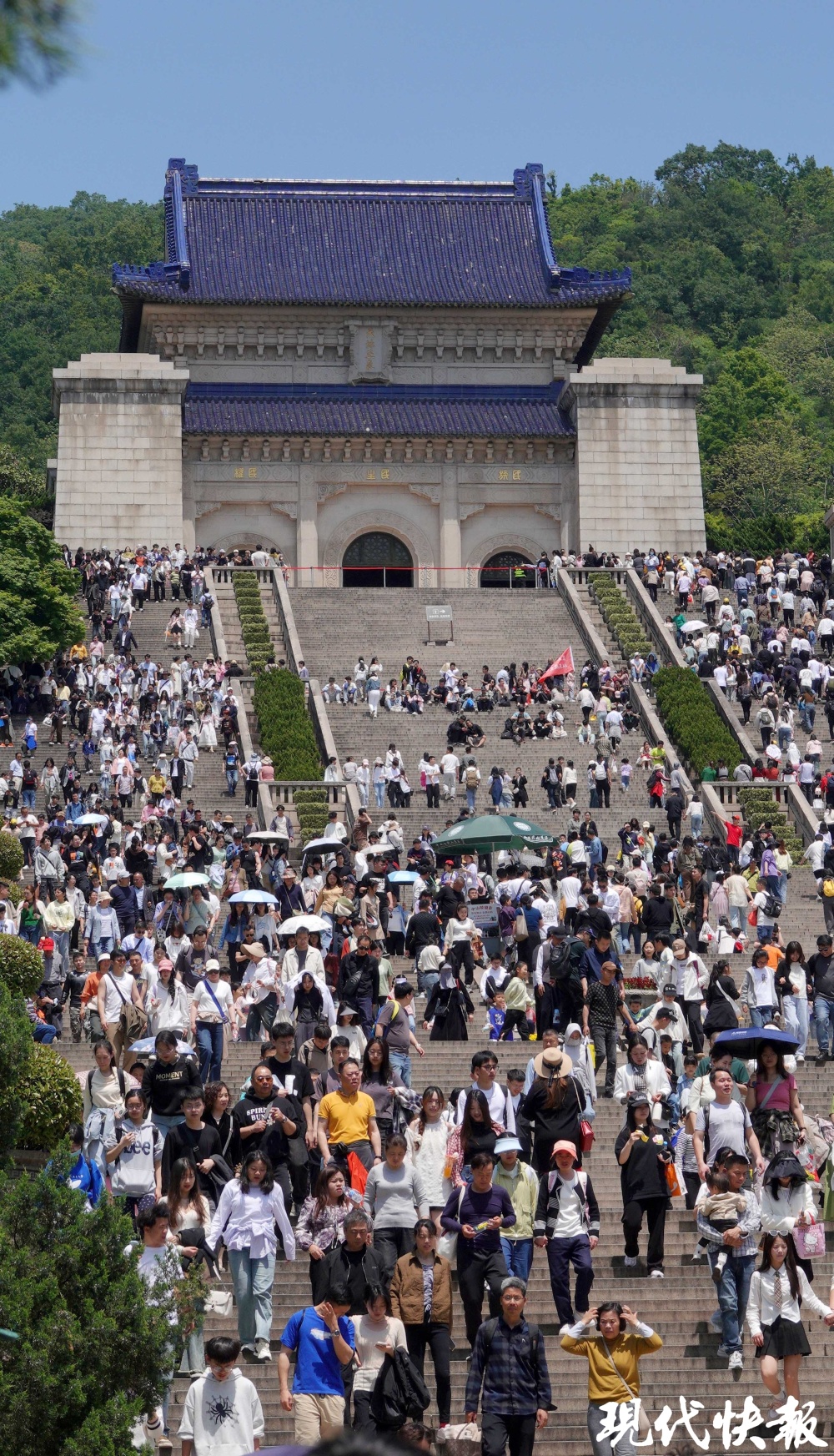 沿途设置灵谷寺,水榭,中山陵,海底世界,美龄宫,明孝陵三号门,一号门等