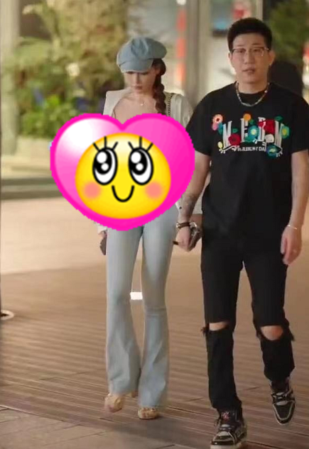 米娜恋情曝光?大街上与男友牵手?引发网友热议!