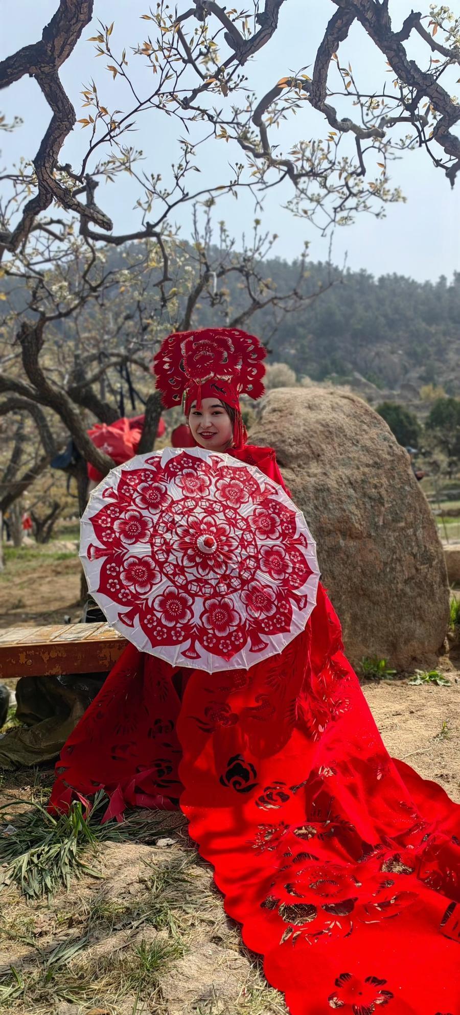 似雪梨花红绿相衬这两套惊艳加长剪纸汉服出自她的剪刀下