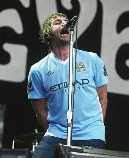 liam gallagher与哥哥,乐队吉他手兼主唱的noel gallagher矛盾一直没