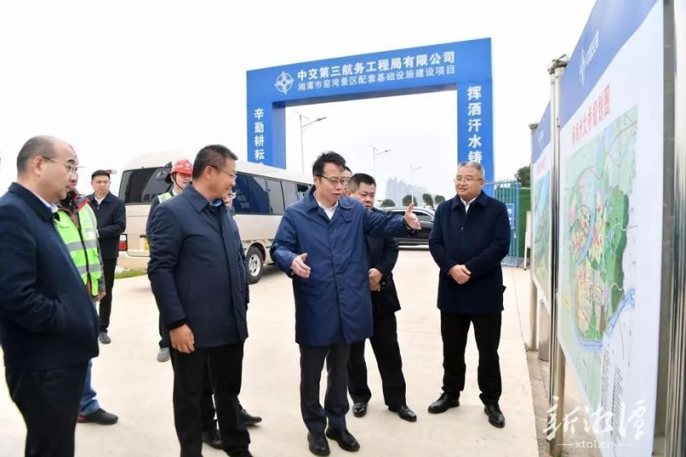 湘潭市委副书记,市长胡贺波在杨梅洲大桥"四不两直"督导项目进展情况.