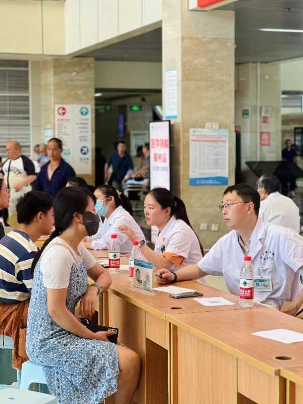 心理健康门诊大中学生问诊占四成,心理学教授:"笼中鸟儿"怎能翱翔蓝天