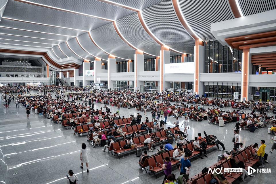 粤东铁路因台风明午后停运,多图看今晚潮汕站客运现场